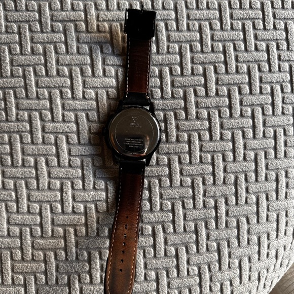 Second hand guess men’s watch - Picture 2 of 4